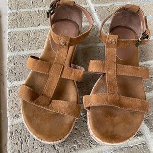 Comfy brown suede sandals